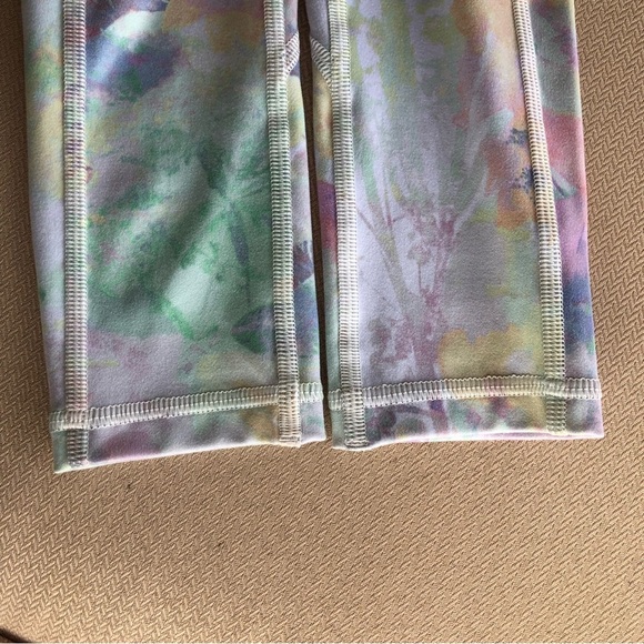 Victoria's Secret Flow On Point Pockets Legging in Pastel Rainbow Leaves Sz 4 - Picture 15 of 16